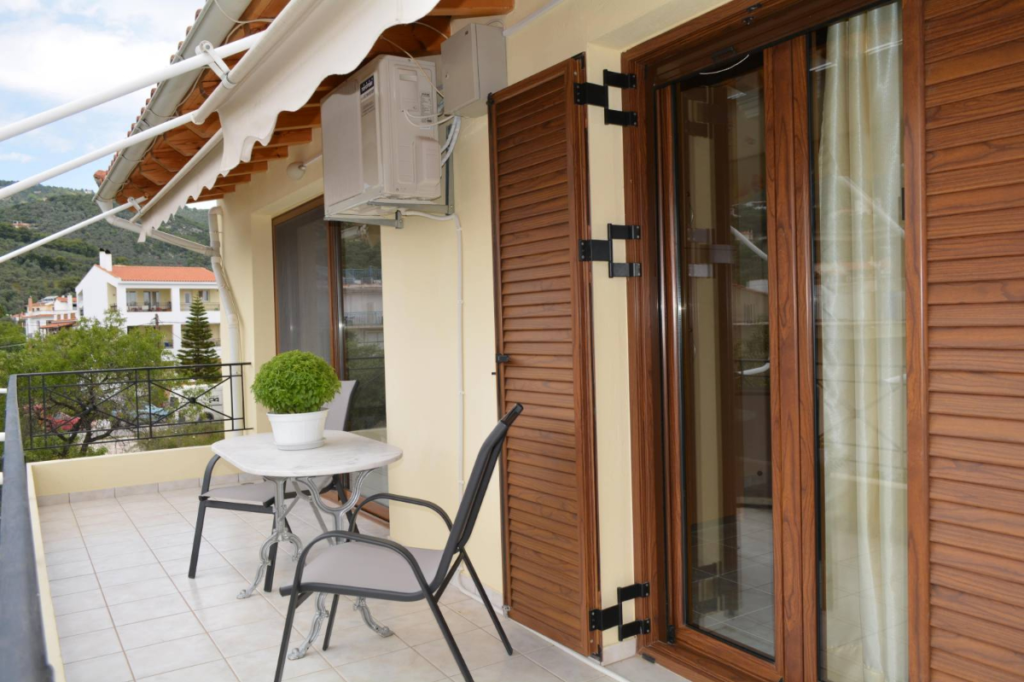 Stay in the most strategic location in Skiathos Town. Antelia Homes location combines the vibrant Skiathos Town with the peace and quiet of the surrounding area, with three apartment options. From couples to families, Antelia Homes caters to everyone's needs, ensuring your comfort during your stay in Skiathos Town.